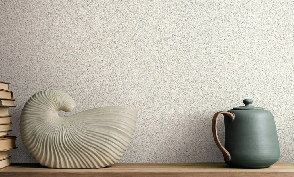 Neutrale Wandfarben in Vanilla Beige mit feiner Struktur, dekorativer Keramik und ruhiger Wohnatmosphäre