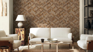 Mocha Mousse Wandgestaltung mit geometrischer Tapete und natürlichen Holztönen im modernen Wohnzimmer