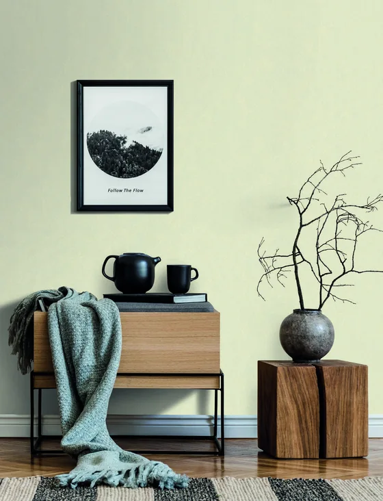 Décoration murale Terra dans des tons clairs avec un buffet et des accessoires naturels