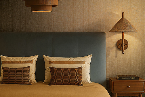 Schlafzimmer mit goldener strukturierter Tapete und modernen Holzmöbeln