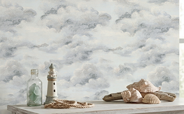 Wolkentapete aus der Kollektion TIDE der Marburger Tapetenfabrik mit maritimer Dekoration und Leuchtturm